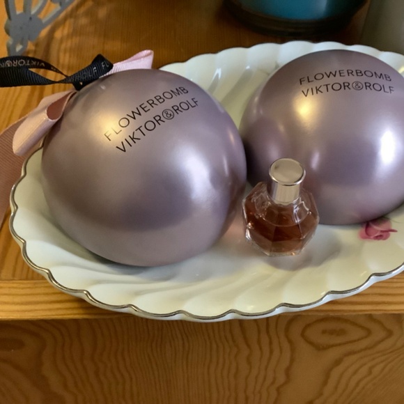 Flower bomb Christmas Ornament - Picture 3 of 3